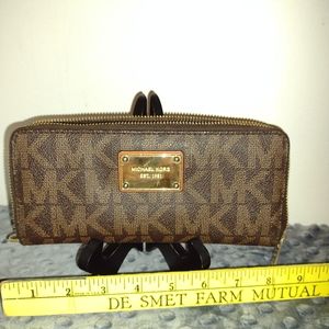 Michael Kors Logo continental Wallet